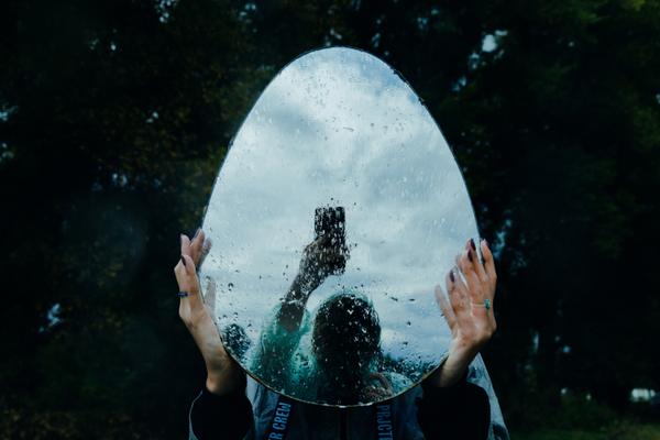 Дія, Нова пошта, Монобанк... Про що говорять логотипи відомих брендів?