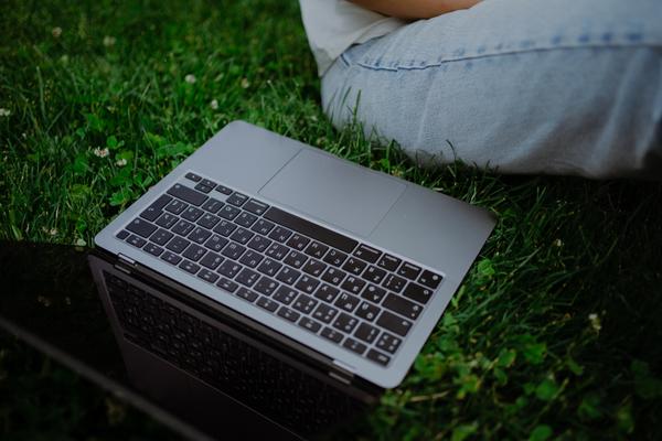 Як користуватися ШІ свідомо: 9 принципів, які зберігають критичне мислення